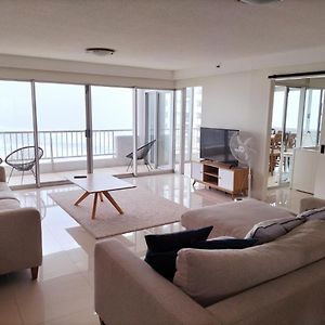 3 Bedroom ocean views 19th floor